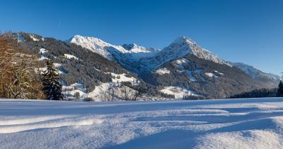 Bergpanorama vom Kirchenhügel der Burgkirche St. Michael im Schnee