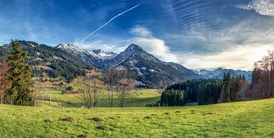 Bergpanorama vom Kirchenhügel der Burgkirche St. Michael