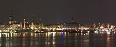 Der Hamburger Hafen bei Nacht